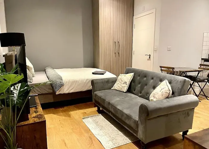 Stylish Modern Studio In West End Zone-2 London