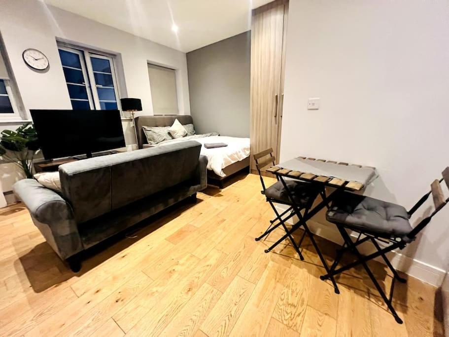Apartment Stylish Modern Studio In West End Zone-2 *