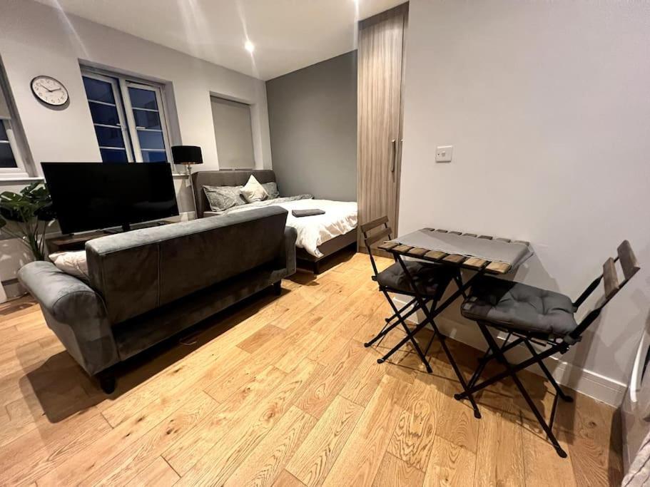 Apartment Stylish Modern Studio In West End Zone-2