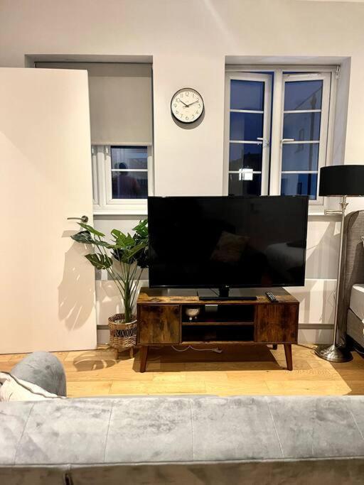 Stylish Modern Studio In West End Zone-2 *